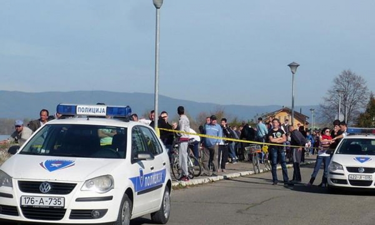 Iz Crne rijeke izvukli automobil i spasili tri osobe