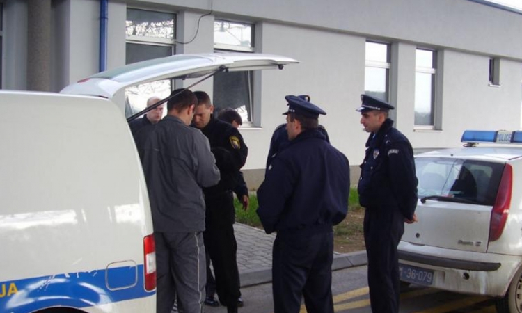 Privremeno suspendovana tri službenika