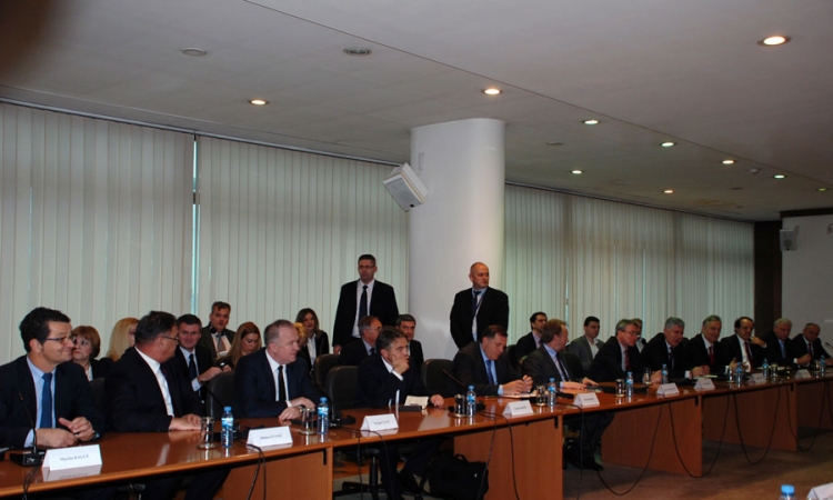 Počeo sastanak Mogerini i Hana sa liderima političkih stranaka