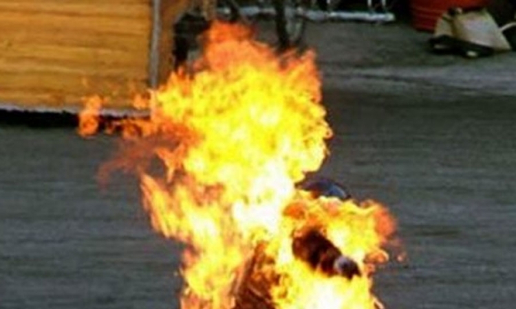 Zapalio se u znak protesta zbog hapšenja oca