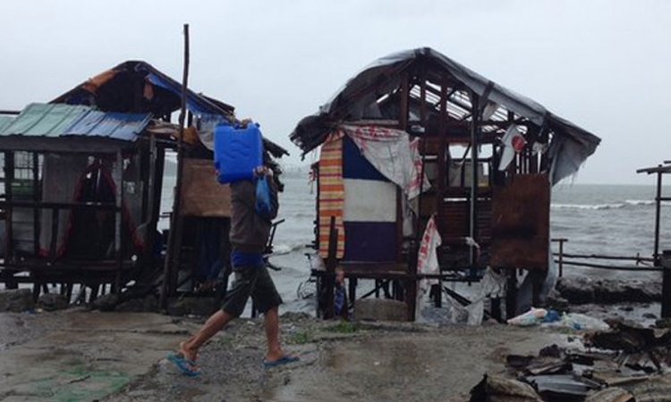 Tajfun pogodio Filipine, evakuisano oko milion ljudi