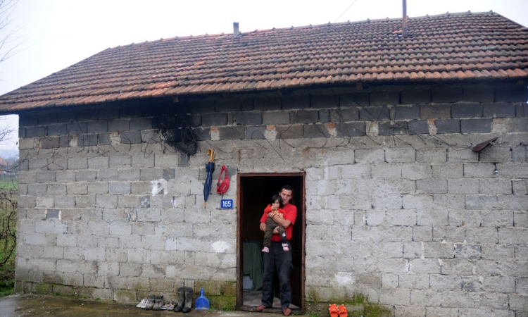 Žele samo sobicu sa  kupatilom