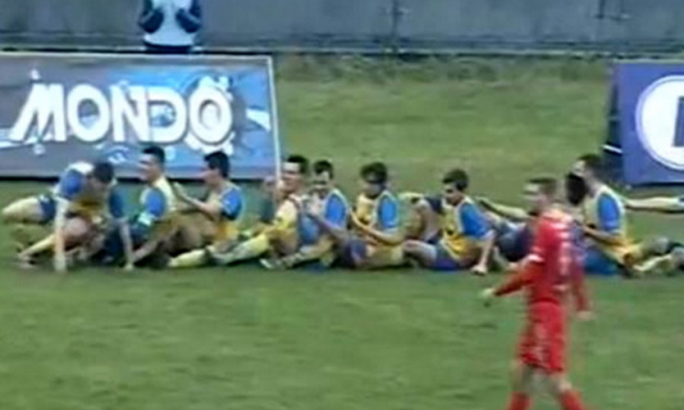 Fudbaleri Modriče "veslajući" proslavili gol protiv Zvezde
