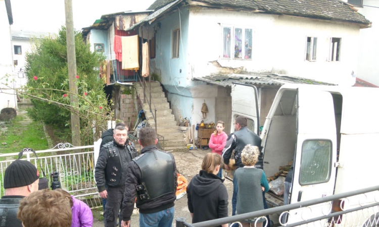 "Noćni vukovi" pomogli sedmočlanoj  porodici