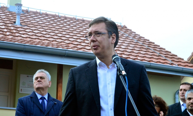 Nikolić i Vučić uručili ključeve 39 novih kuća u Obrenovcu