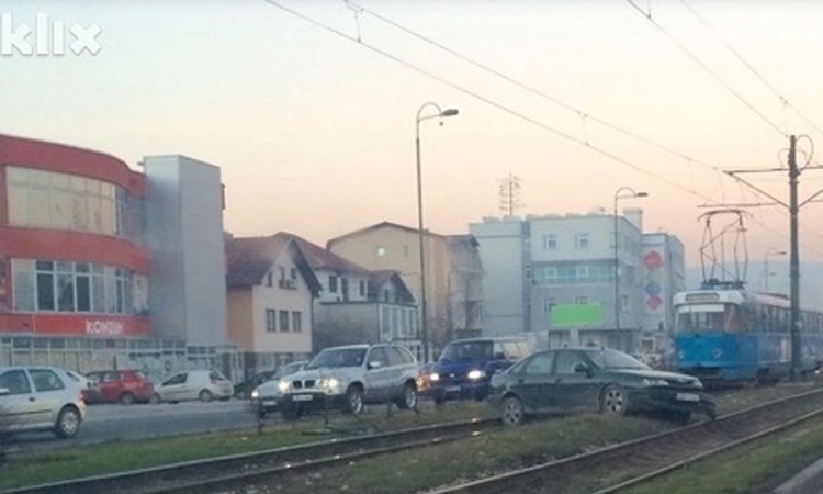Saobraćajna nezgoda na Stupu, automobil završio na tramvajskim šinama