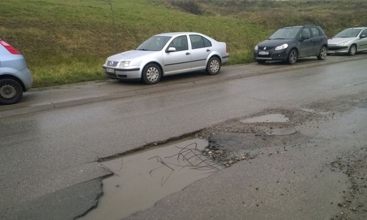 Armatura "vreba" iz asfalta u Ulici Dvanaest beba