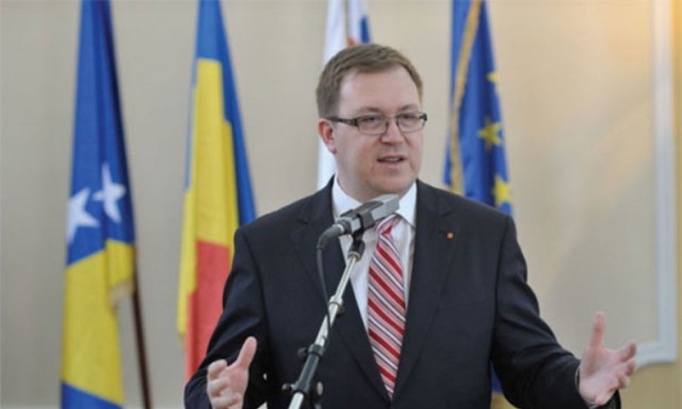 Lipovača izveden iz Vlade i vraćen kući