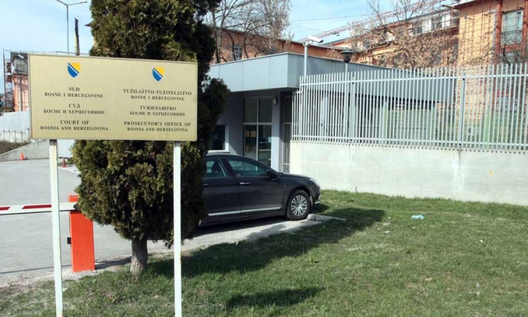 Produžen pritvor za 13 osumnjičenih za zločine u selu Zecovi