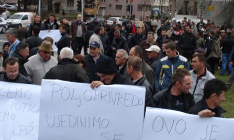 Podsticaji ili doček Nove godine pred zgradom federalne Vlade