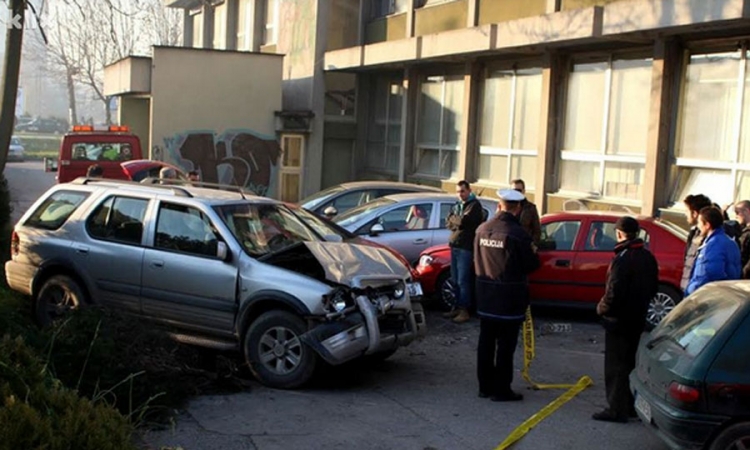 Terencem sletio s puta i povrijedio ženu u parkiranom vozilu