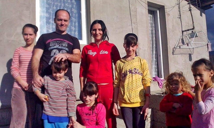 Djevojčice zadaću pišu uz svijeću