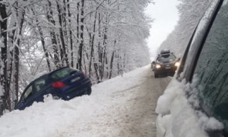 Hiljade vozača zavejano u Alpima
