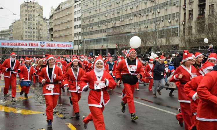 Djeda Mrazevi trčali Beogradom