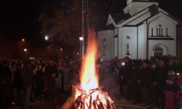 Osveštan i naložen badnjak