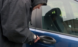 Jedan automobil oštetio, drugi ukrao