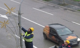 Skidanje novogodišnjih ukrasa sa ulica