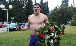 Gradimir Miladinović prvi doplivao do Časnog krsta