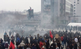 Suzavac na protestu u Prištini