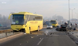 Tri lica povrijeđena u sudaru automobila i autobusa