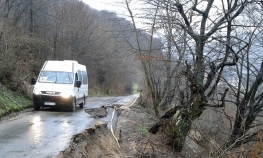 Klizište odnijelo dio kolovoza na putu prema Jošanici
