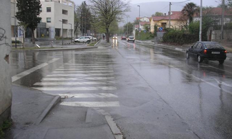 Klizavi kolovozi zbog ledene kiše