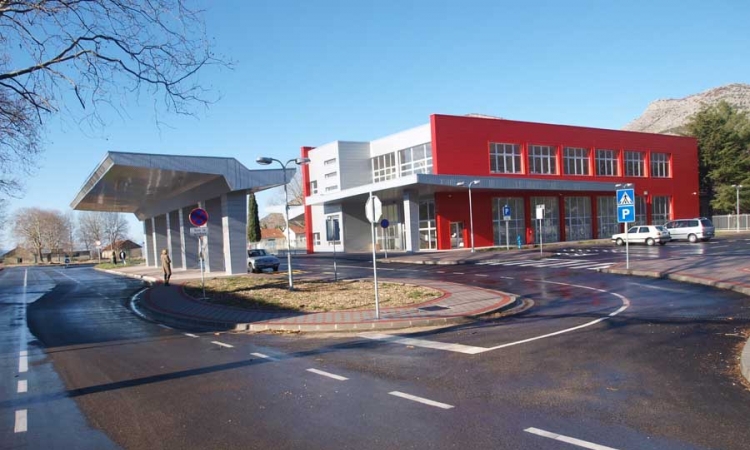 Autobuska stanica služi kao ukras