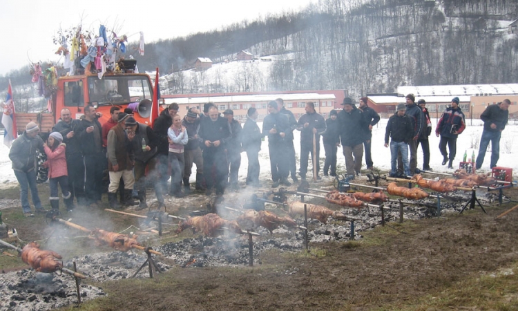 Badnjak nošen kroz naselja