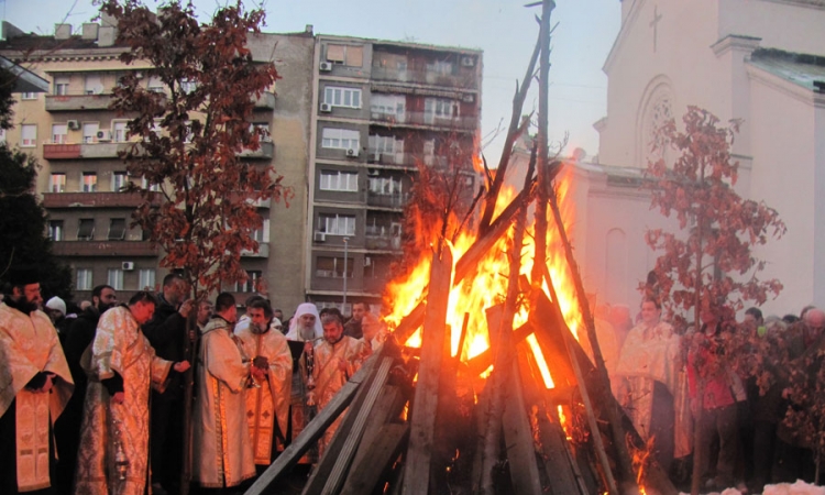 Patrijarh srpski blagoslovio badnjak