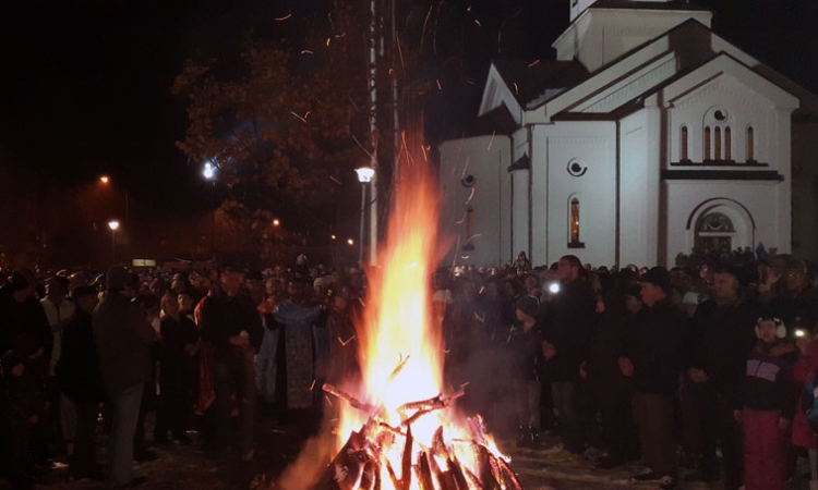 Osveštan i naložen badnjak