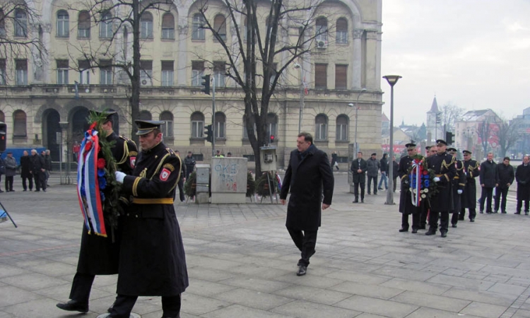 Dodik položio vijenac na spomenik palim borcima NOR-a