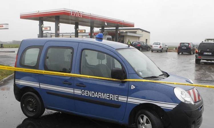 Osumnjičeni za napad na "Šarli ebdo" opljačkali benzinsku pumpu