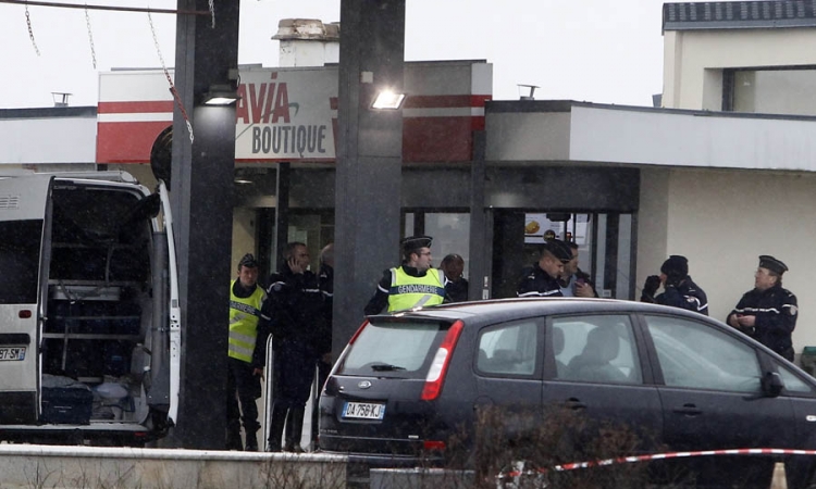 Zastave džihadista i molotovljevi kokteli u vozilu napadača
