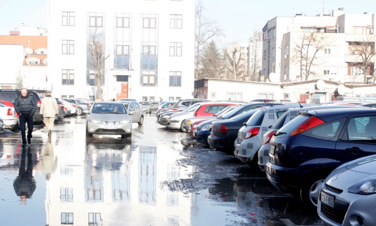 Jednog policajca udario, drugog pokušao udaviti