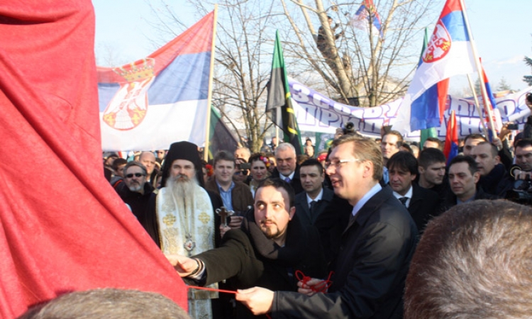 Snimak napada na Vučićevu kolonu na Kosovu
