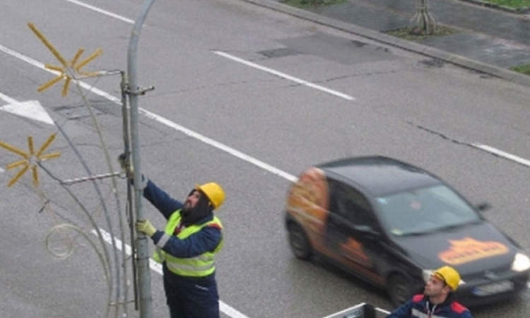 Skidanje novogodišnjih ukrasa sa ulica