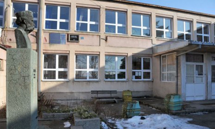 U dvorištu škole pronađeno tijelo muškarca