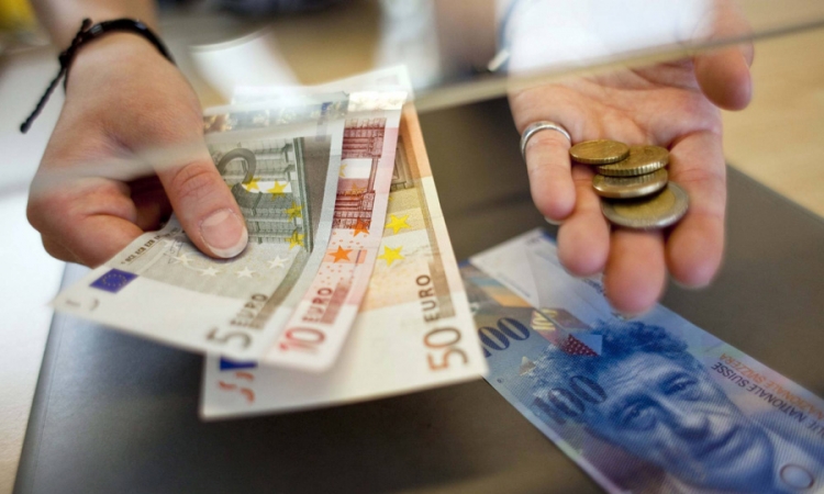 Franak će uskoro početi da pada, evro nastavlja da slabi