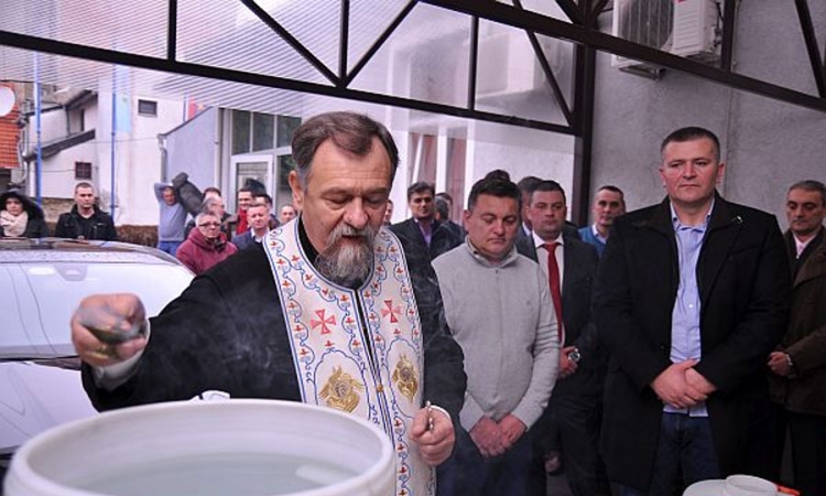 Novosađani piju svetu vodu 