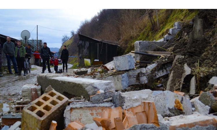 Zbog klizišta evakuisano 30-ak osoba