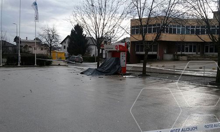 Eksplozivom razvalili bankomat Unicredit banke