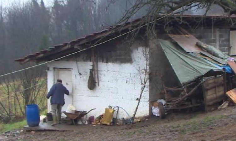 Sedmočlana porodica živi u trošnoj kući