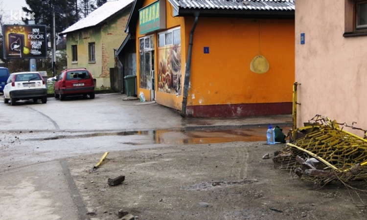 Autom udario u pekaru, vozač poginuo, saputnik teško povrijeđen