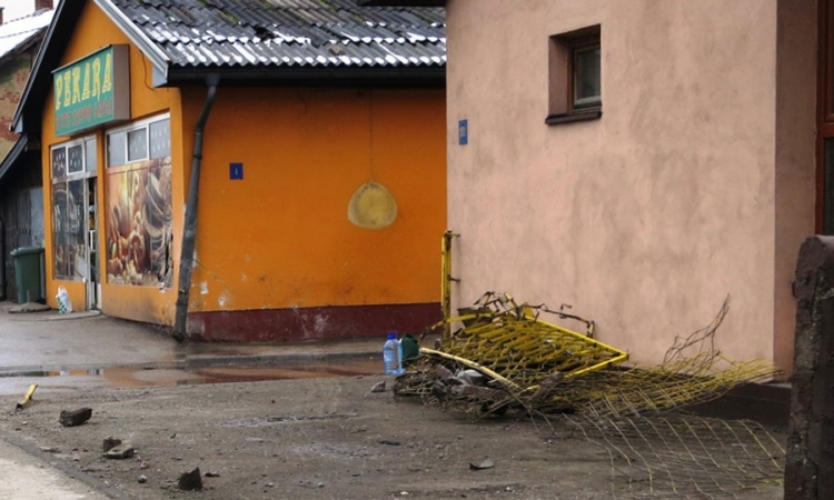 Zabio se autom u pekaru i poginuo