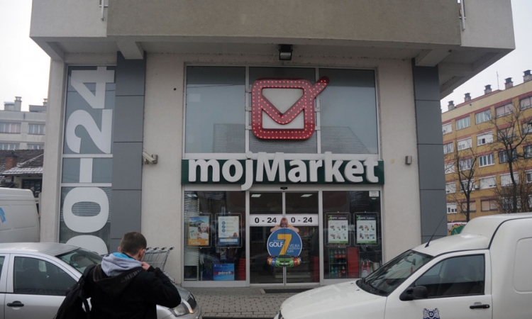 Držali kupca na nišanu, pokrali čak i siću