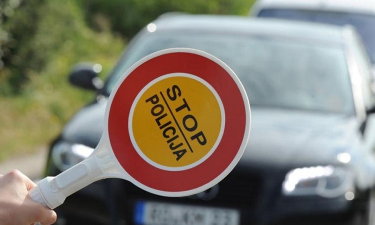 Policijskim službenicima nudio 50 evra mita