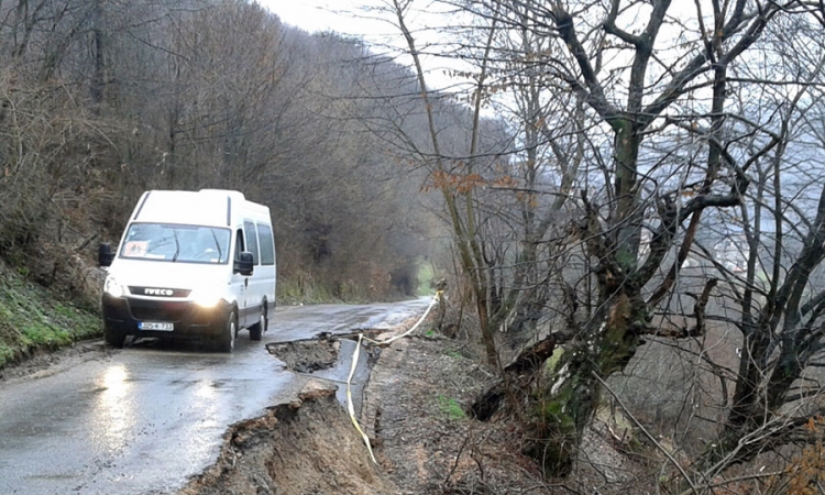 Klizište odnijelo dio kolovoza na putu prema Jošanici