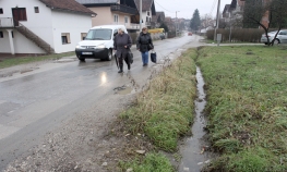 Ulica bez trotoara i kanalizacije