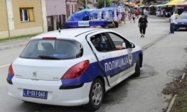 Pretukao pa pljunuo kćerku a zatim nasrnuo na oca i suprugu