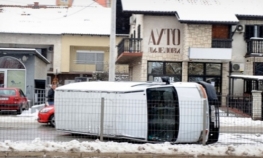 Prevrnuo se kombi na tranzitu u Banjaluci